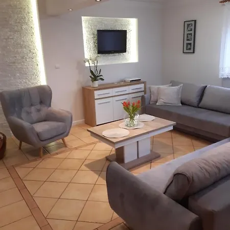 Dom Bursztyn بيت للعطل *